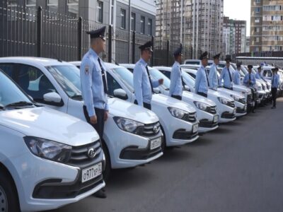 Полицейским в Брянске вручили ключи от 20 новых служебных автомобилей