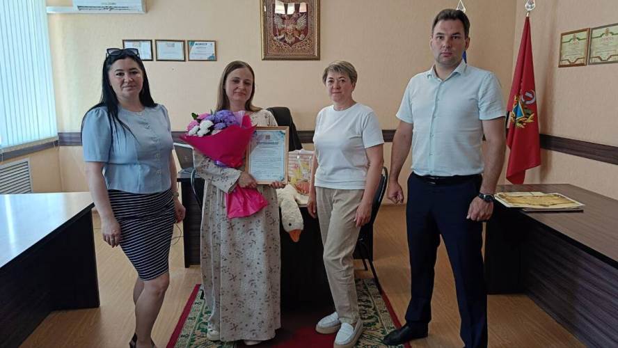 В Суземке Брянской области вручили сертификат на маткапитал многодетной маме