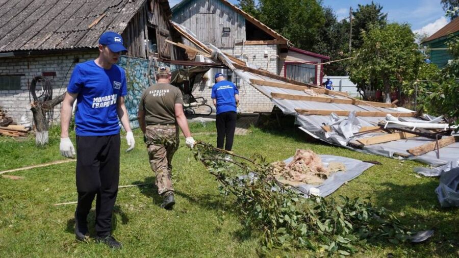 Брянские волонтеры помогали в ликвидации последствий урагана в Климово