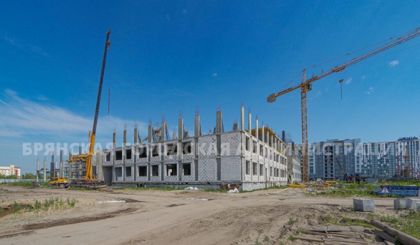 В Брянске на месте бывшего аэропорта возводят новую школу