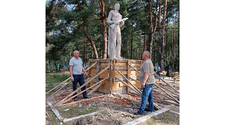 В Новозыбковском городском округе обновляют мемориальные комплексы