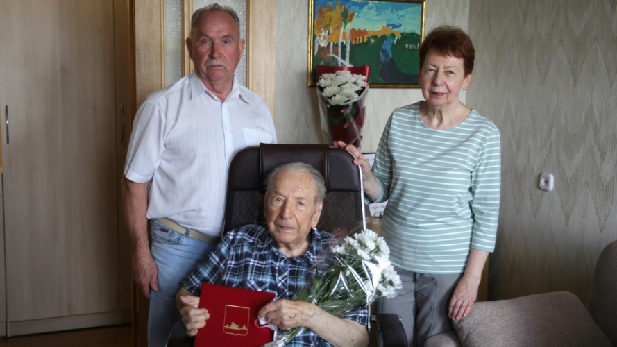 Владимир Ильич Александров, ветеран из Брянска, сегодня отмечает свой 103-й день рождения