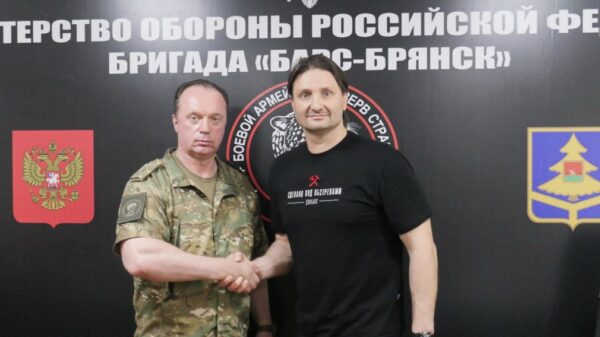 Командир «БАРС-Брянск» Сергей Антошин поздравил Эдгарда Запашного с Днём рождения
