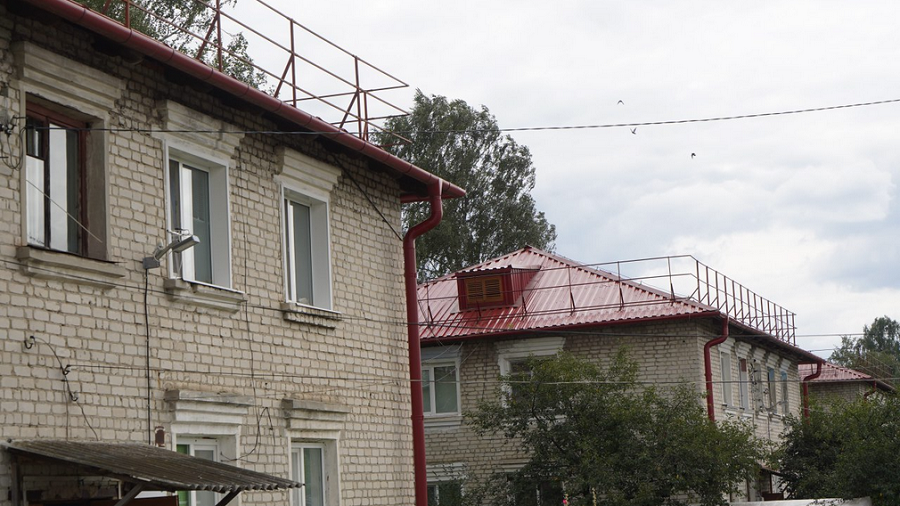 В брянских Локте и Погребах активно ремонтируют кровли жилых домов
