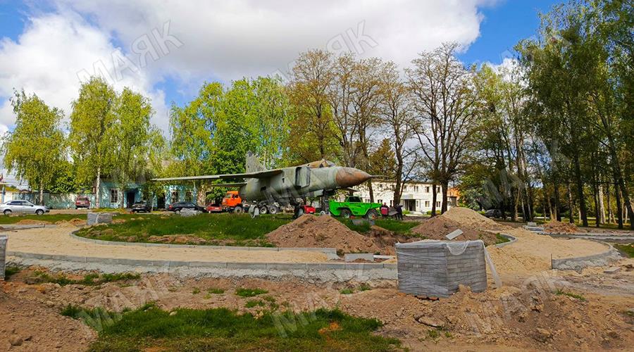 В Новозыбкове Брянской области продолжаются работы по благоустройству сквера у Самолета