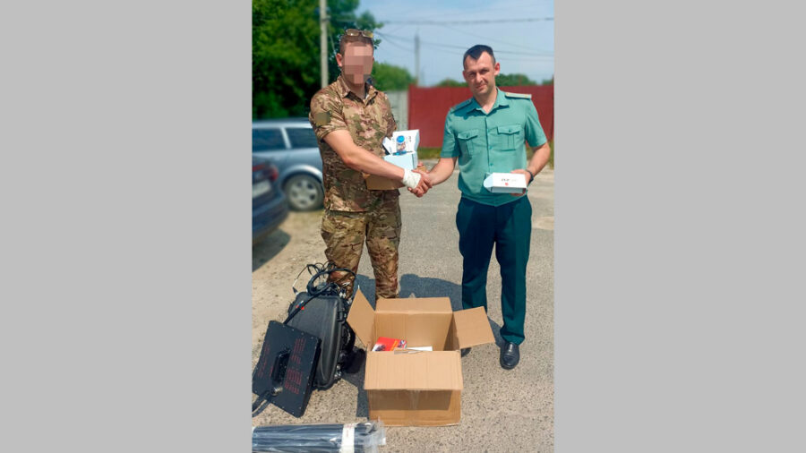 Брянские таможенники для бойцов СВО отправили радиостанции и маскировочные сети