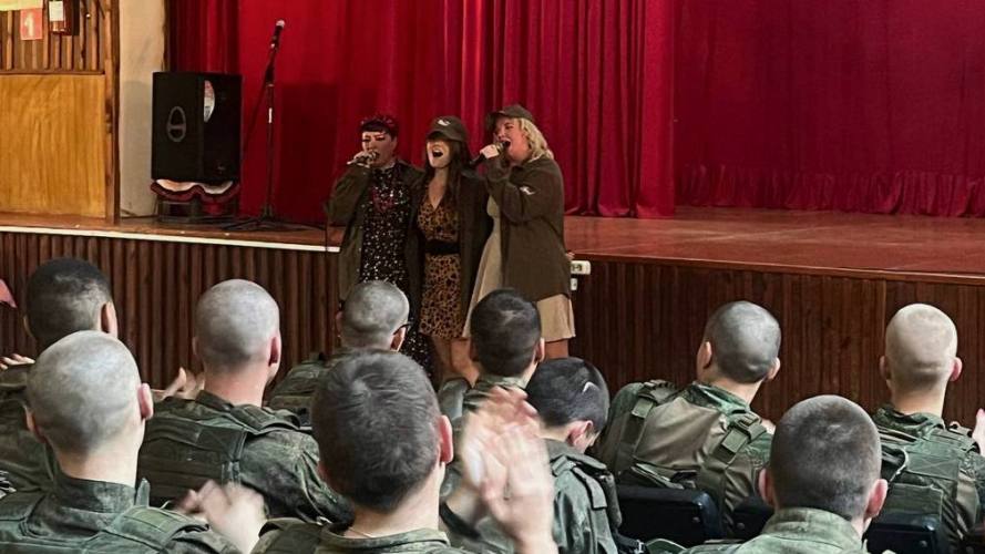 Артистки из Брянска исполняют для бойцов СВО песни, посвящённые любви к Родине