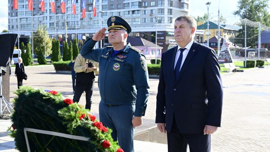 В Брянске Министр РФ по ЧС Александр Куренков почтил память Героев Великой Отечественной войны