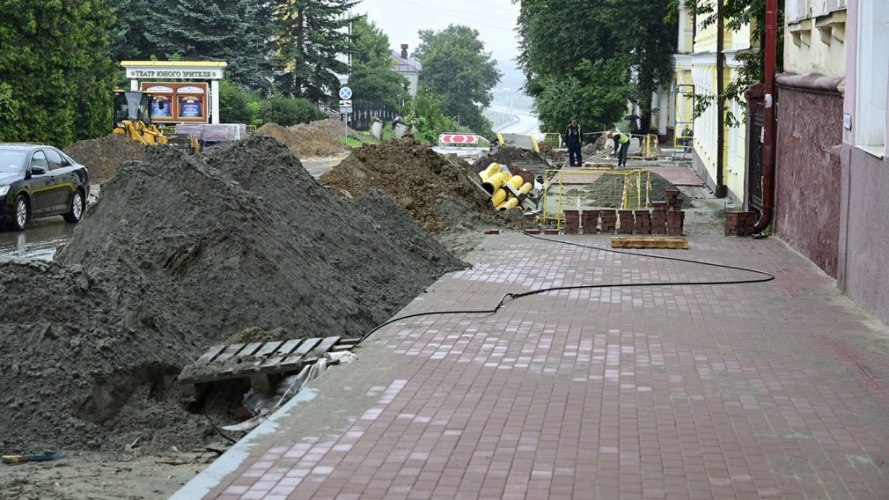 В Брянске продолжается обновление одного из ключевых дорожных объектов — улицы Горького
