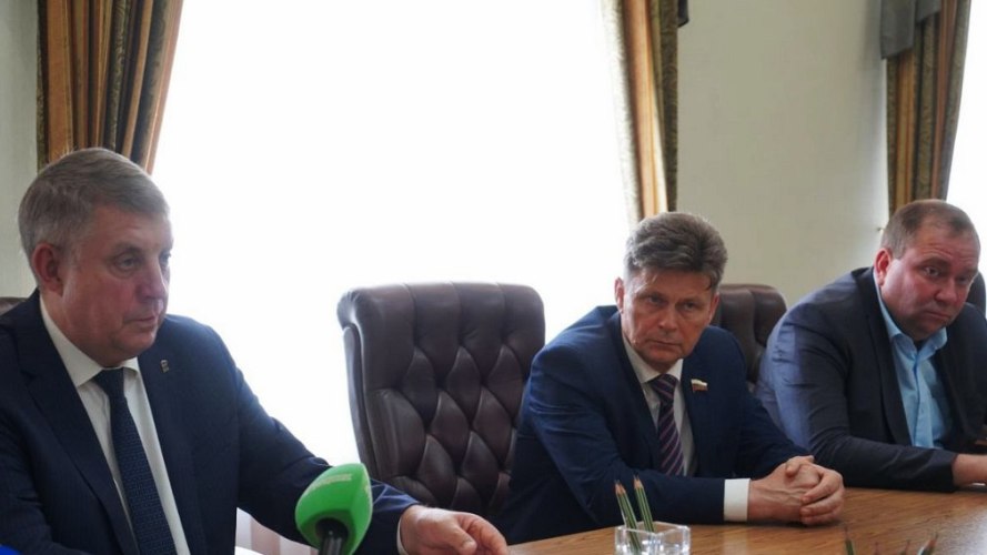 Губернатор Брянской области провел встречу с гендиректором ООО «Газпром трансгаз Москва» Александром Бабаковым