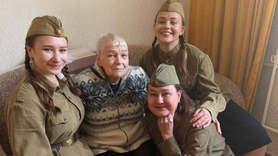 В Брянске актёры драмтеатра поздравили ветеранов войны с 82-й годовщиной освобождения Брянщины