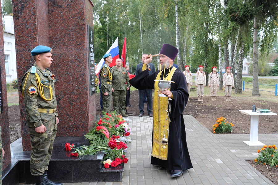 В Стародубском районе после реставрационных работ открыли памятник, посвящённый воинам-землякам