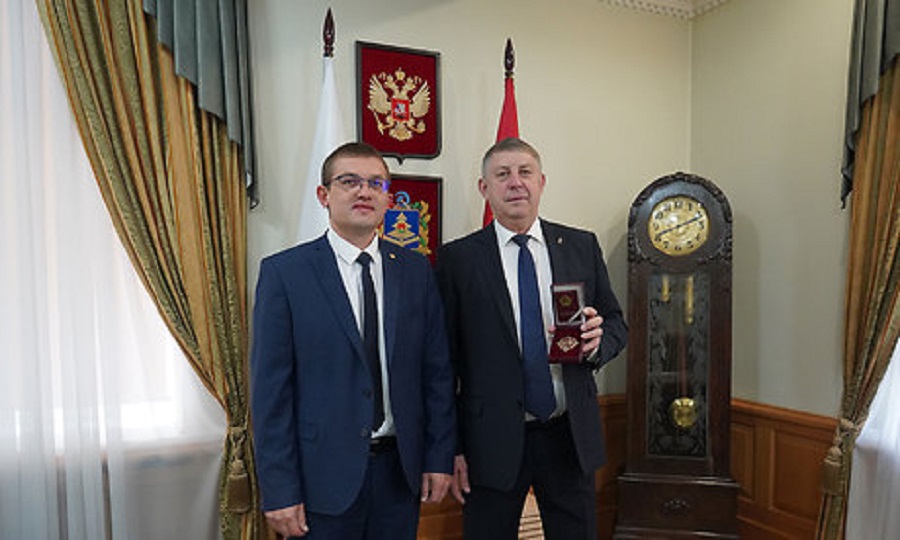 Губернатор Брянщины Александр Богомаз получил Почетный знак «От благодарного народа ЛНР»