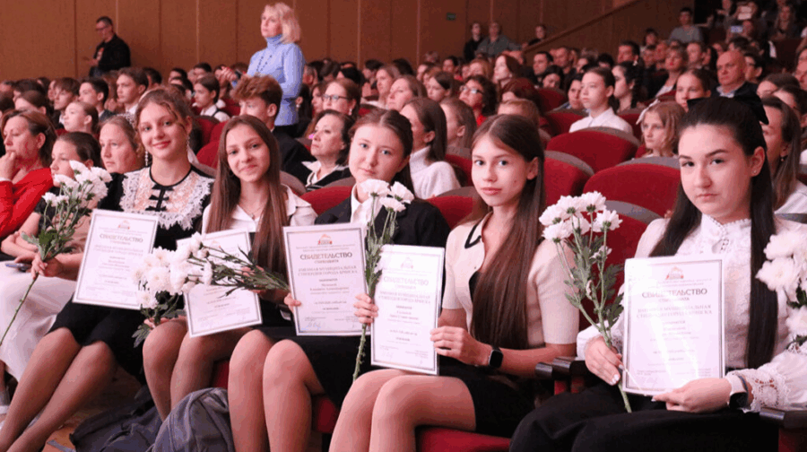 В Брянске именные стипендии получили 250 школьников