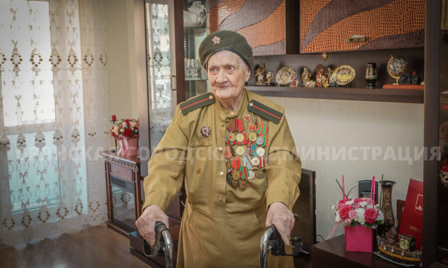 Брянского ветерана Великой Отечественной войны Полину Сергееву поздравили с 102-м днем рождения