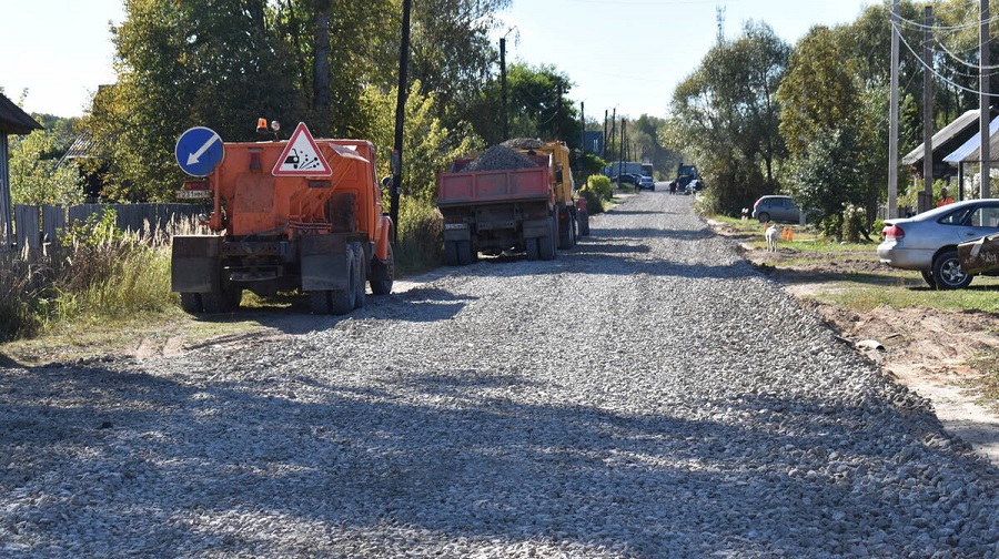 В поселке Клетня Брянской области ремонтируют дорогу