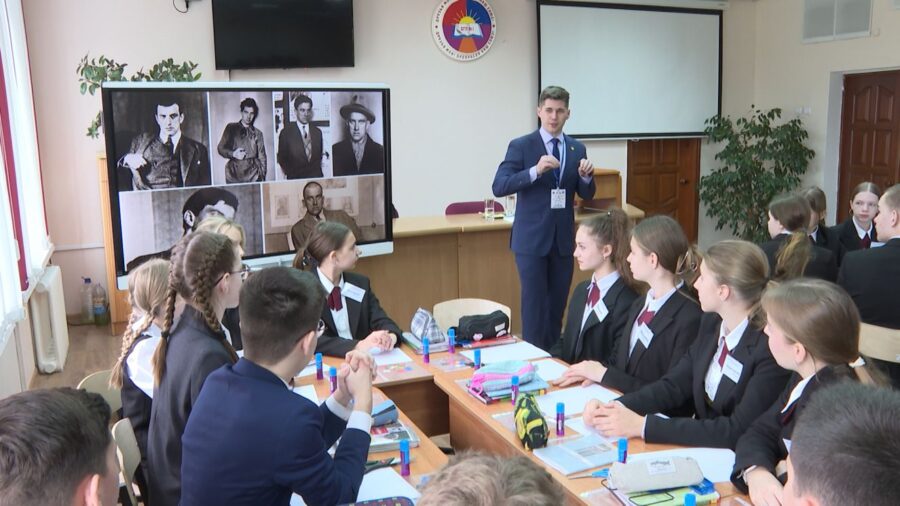 Брянский педагог Ярослав Бабарин стал участником Всероссийского конкурса «Учитель года-2025»