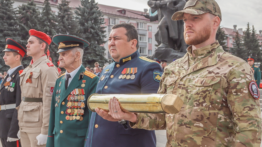 В Брянске защитникам Отечества передали стреляную гильзу с героической землёй