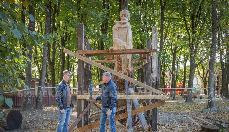 В парке Толстого появилась новая деревянная скульптура