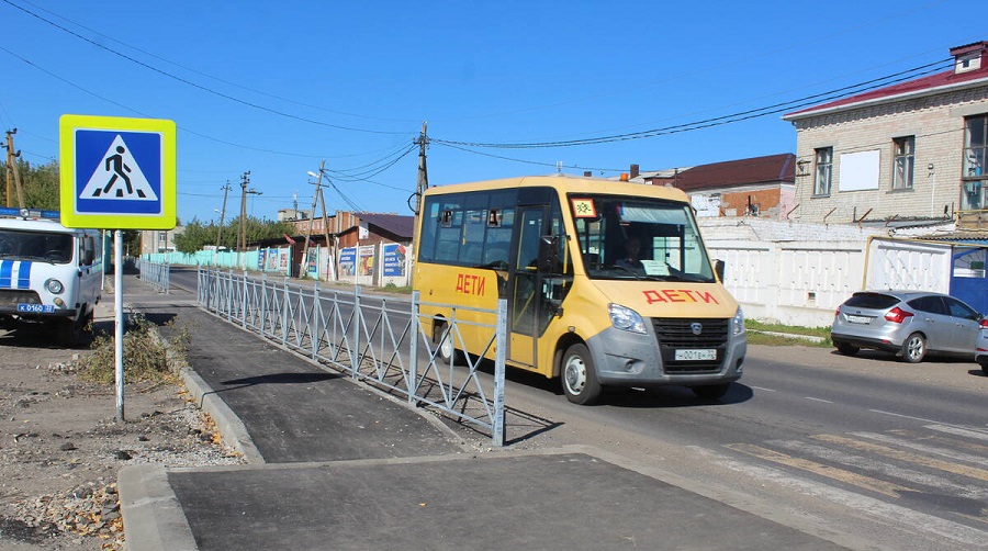 В поселке Комаричи  Брянской области продолжаются работы по строительству тротуаров