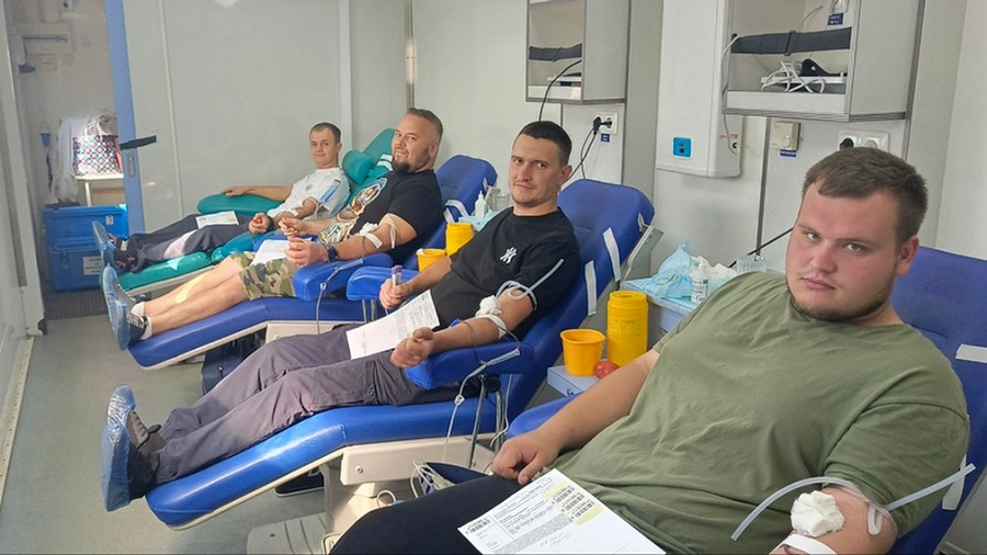 Брянские ветераны СВО сдали кровь через мобильную станцию переливания