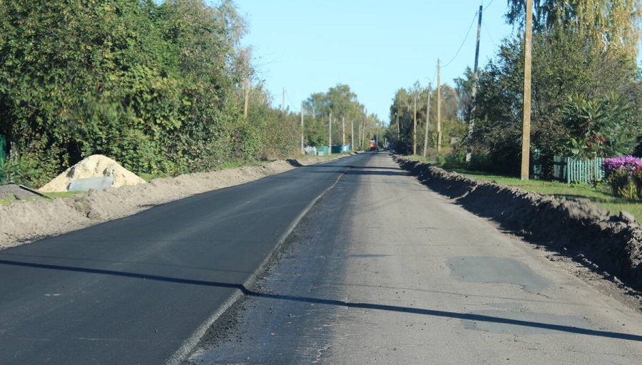 В Суземском районе Брянской области  ремонтируют автомобильные дороги регионального и муниципального значения