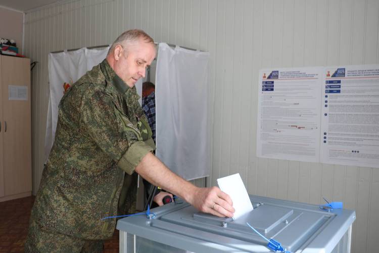 Участник СВО, ветеран боевых действий Денис Соколов посетил свой избирательный участок в Стародубе