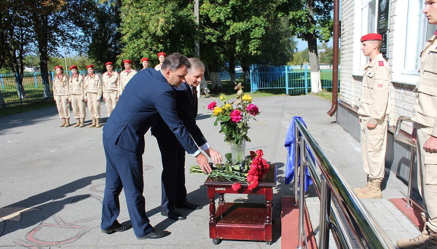 В Суземке  Брянской  открыли мемориальную доску в память о бывшем ученике