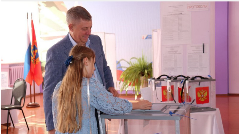 Губернатор Брянщины  вместе с внучкой посетил избирательный участок и проголосовал