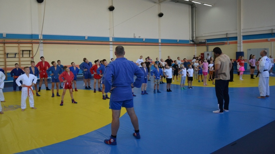 В Брянске состоялся спортивный праздник «Тренируйся со звездой»