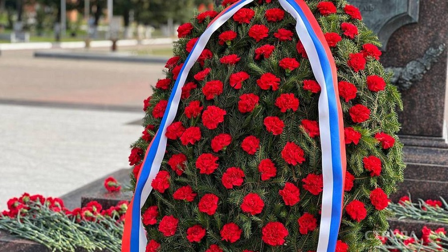 В Брянске день освобождения от немецко-фашистских захватчиков возложили цветы к стеле Воинской славы
