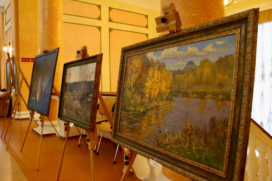 В Брянской областной Думе открылась выставка художника-монументалиста Игоря Лузакова