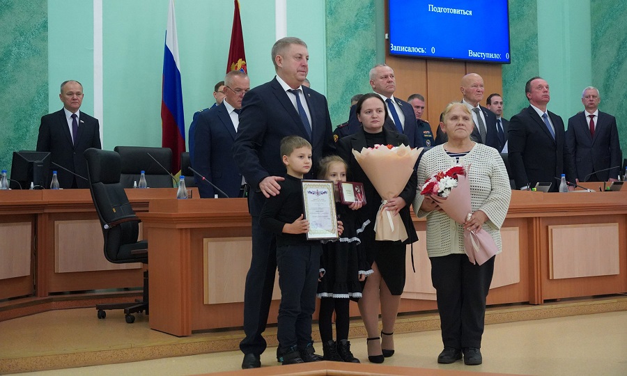 На заседании областной Думы Александр Богомаз вручил родным Героев государственные награды