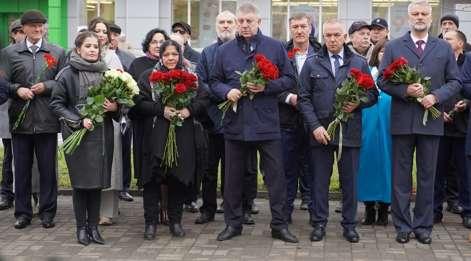 В Брянске открыли памятник художникам Ткачевым