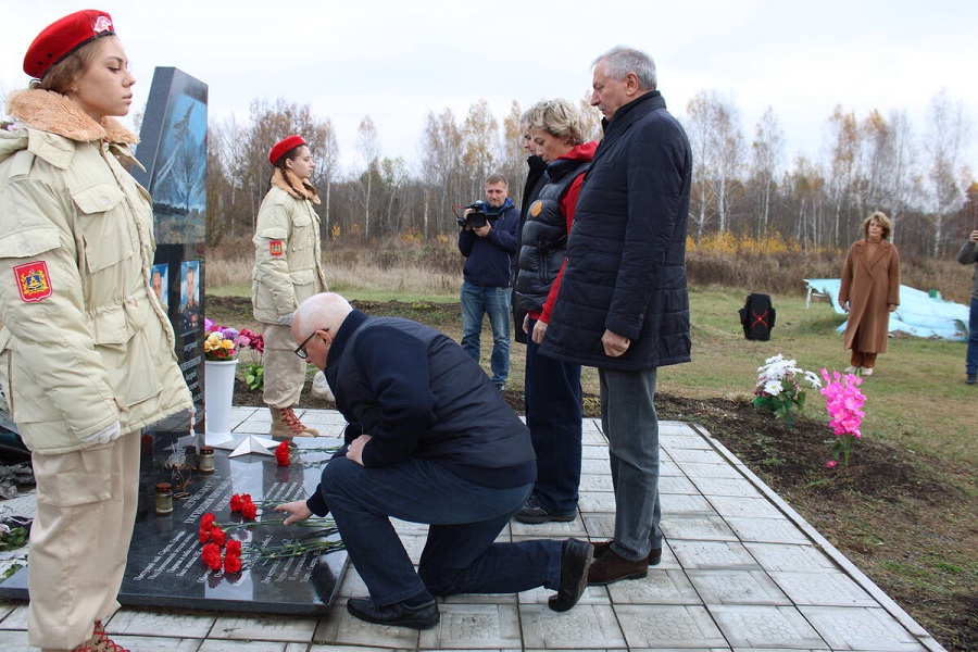 Московская делегация, прибывшая в Стародубский район, почтила память лётчиков