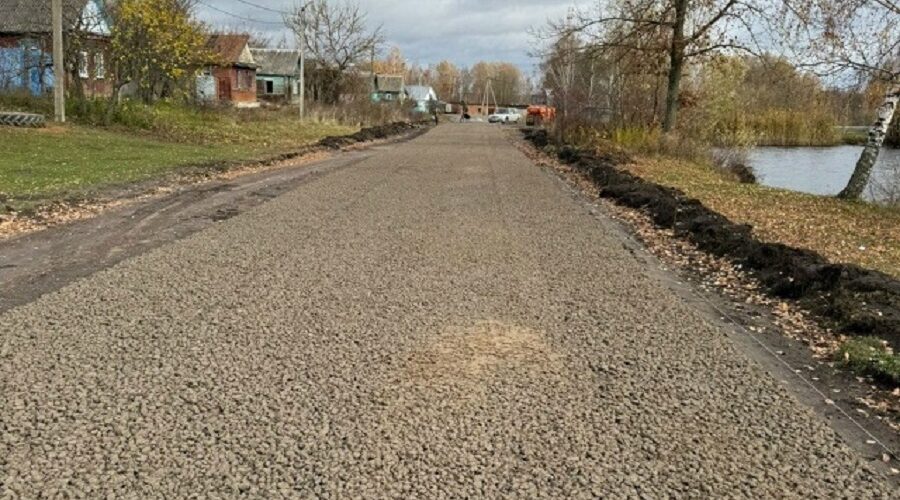 В селе Киваи Клинцовского района ремонтируют дорогу на улице Первомайской