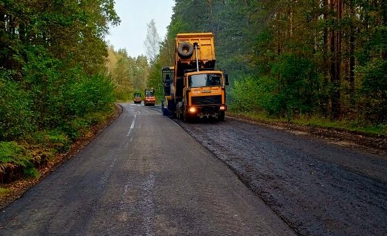 В Злынковском районе Брянской области по нацпроекту ремонтируют участок автодороги Злынка-Лысые-Карпиловка