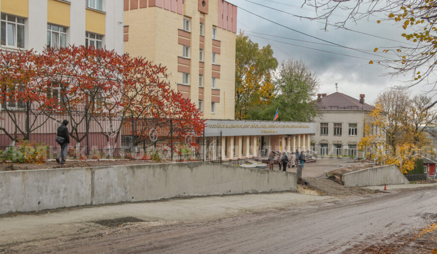 В Брянске на улице Горького завершается возведение подпорной стены