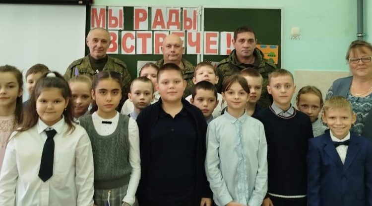 Для злынковских третьеклассников прошла встреча с участниками СВО