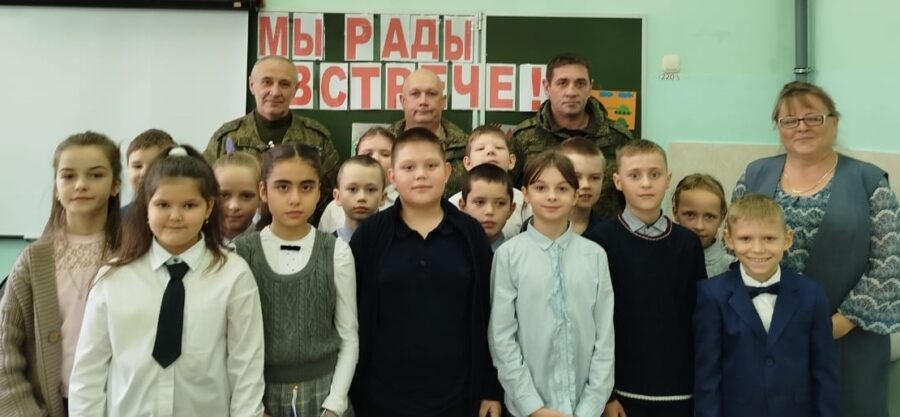 Для злынковских третьеклассников прошла встреча с участниками СВО