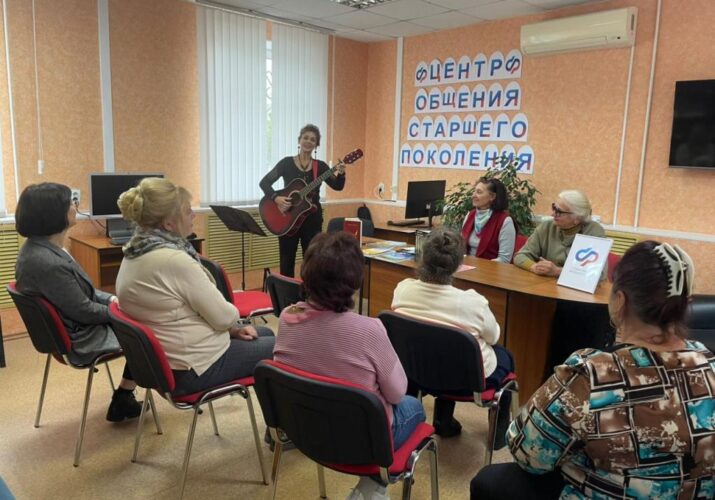 В Злынковском центре общения старшего поколения    Творческая встреча с талантливым человеком
