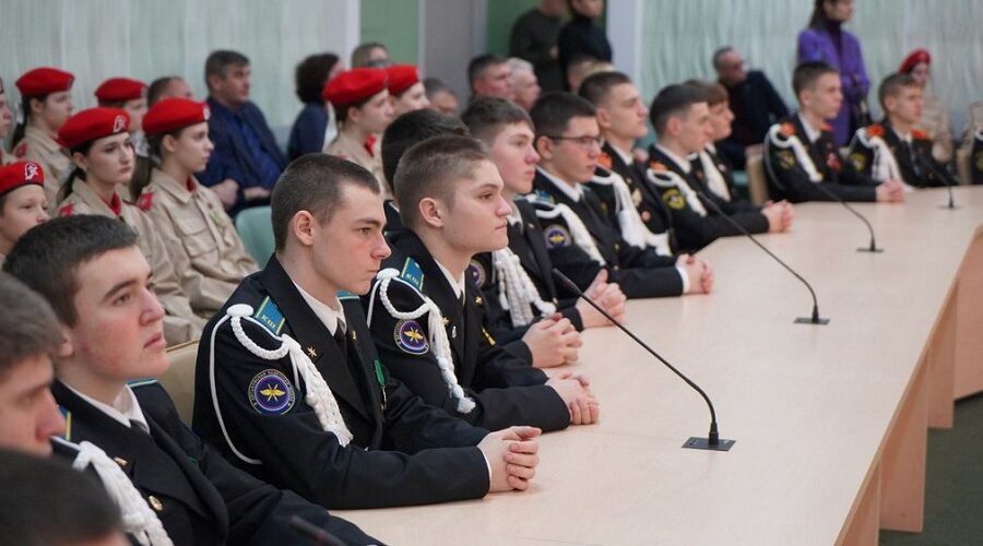 Кадетам Брянска, Клинцов, Дятьково и Стародуба вручили копию Знамени Победы