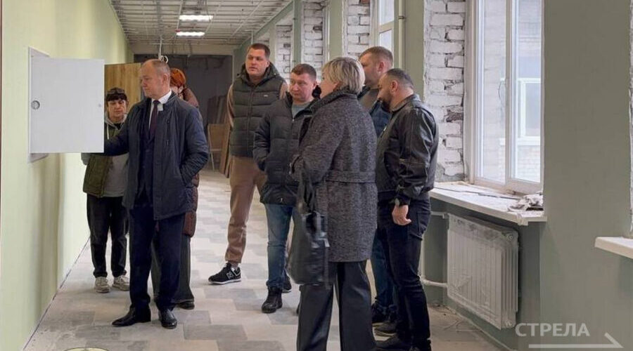 В Брянске депутат Госдумы осмотрел ход ремонтных работ в школе № 42