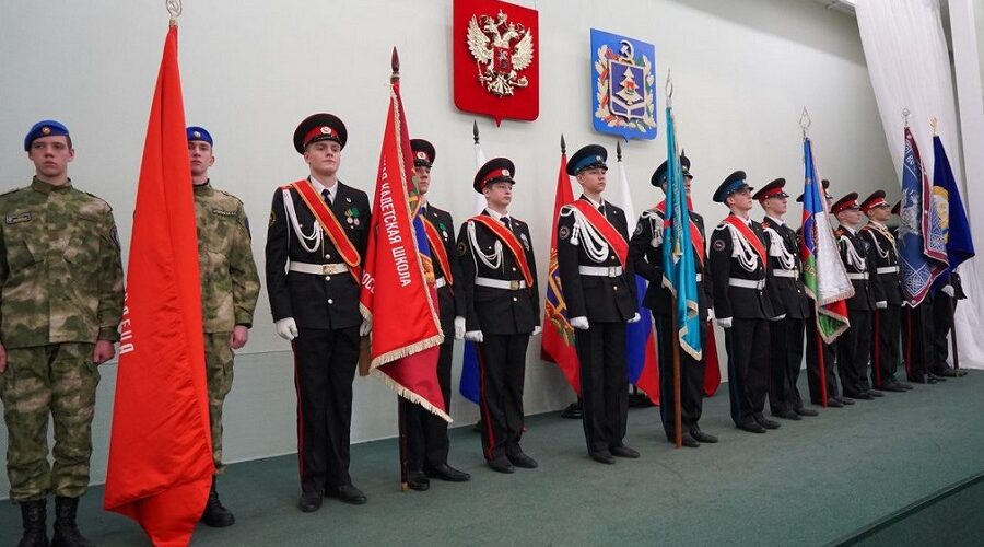 В Брянске воспитанникам кадетских школ передали копию Знамени Победы