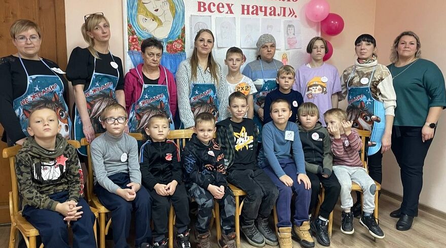 В Злынковском КЦСОН состоялась семейная игра «Мама и я»