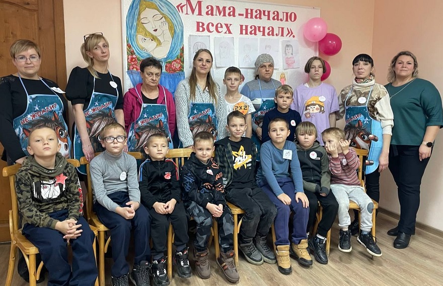 В Злынковском КЦСОН состоялась семейная игра «Мама и я»