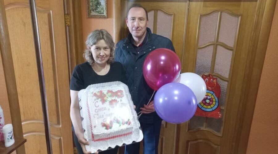 Семье из Жуковки Брянщины подарили большой праздничный торт