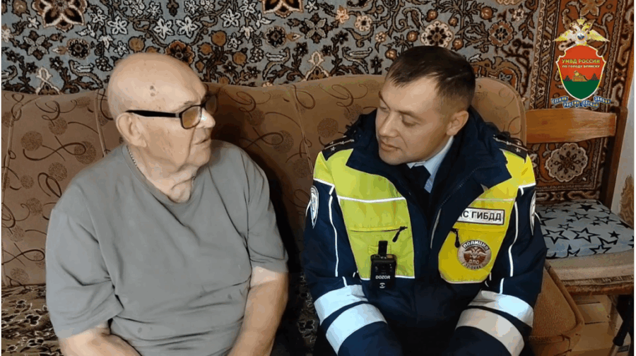 С днем рождения и профпраздником брянские полицейские поздравили ветерана Кирюхина