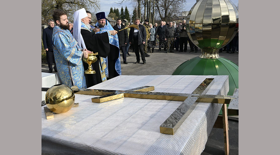 На Брянщине в селе Селечня освятили купол и крест возрождающегося храма