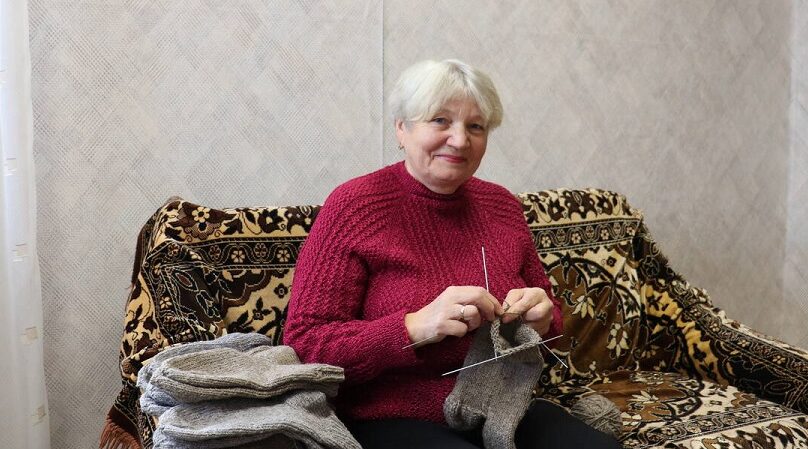 В Стародубе Брянщины Татьяна Ермак вяжет носки для бойцов СВО